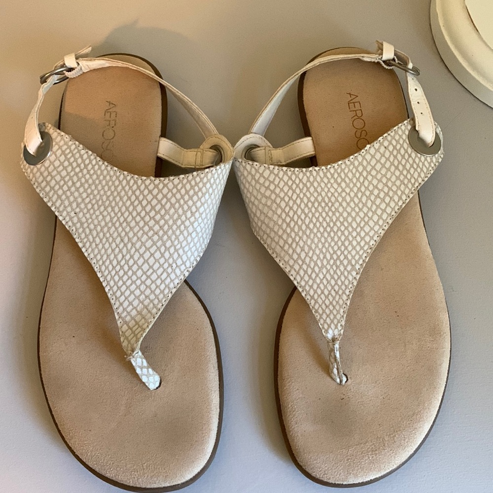AEROSOLES Cream Textured Leather Thong Sandals